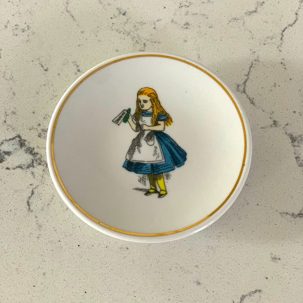 Alice In Wonderland ‘drink me’ Gold rimmed decorative plate